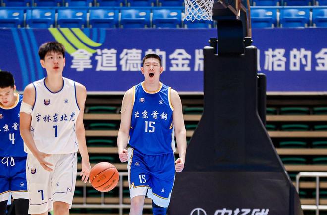 38岁刘亦菲抱小狗亮相七夕！整个娱乐圈都安静了，只知道她颜值高，却不知她还有一个好习惯