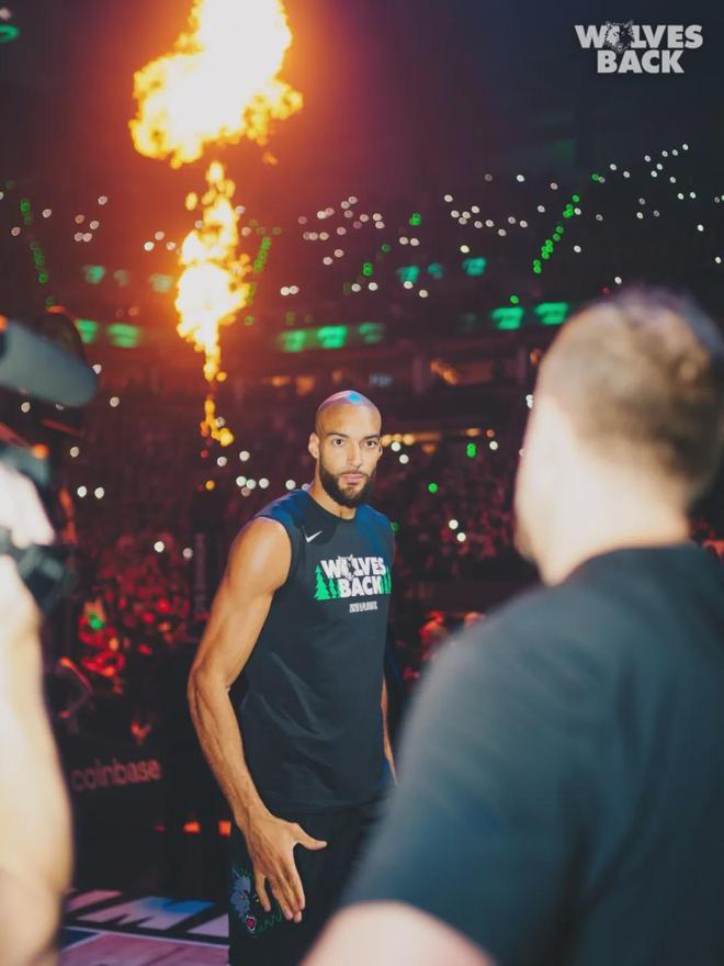 经典回归！NBA总决赛地板迎回冠军金杯图案