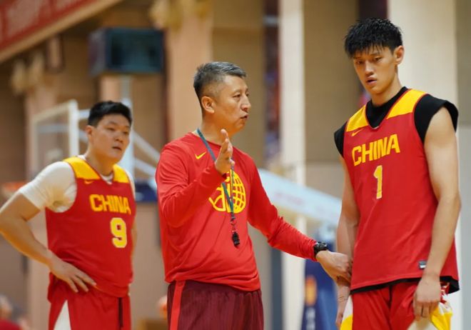 48岁冯坤现状:现身天津,带娃共同出征亚锦赛,泰国老公是主教练