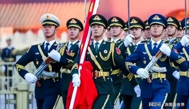 瓣瓣一线|河北女司机带半瘫痪丈夫新疆跑货运:他在身边,我心里也踏实