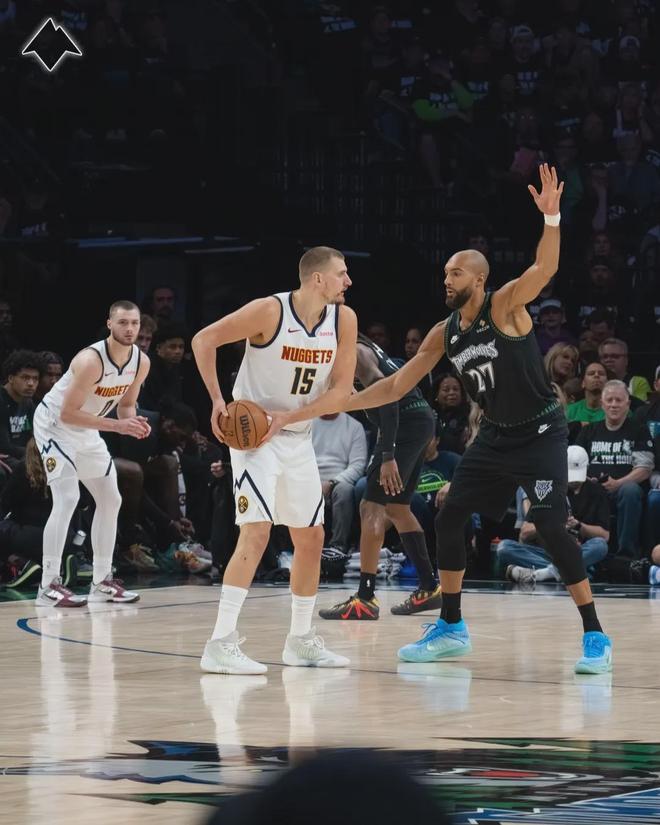 经典回归！NBA总决赛地板迎回冠军金杯图案